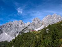 Die Gruttenhütte unter wilden Gebirgszacken kommt in Sicht